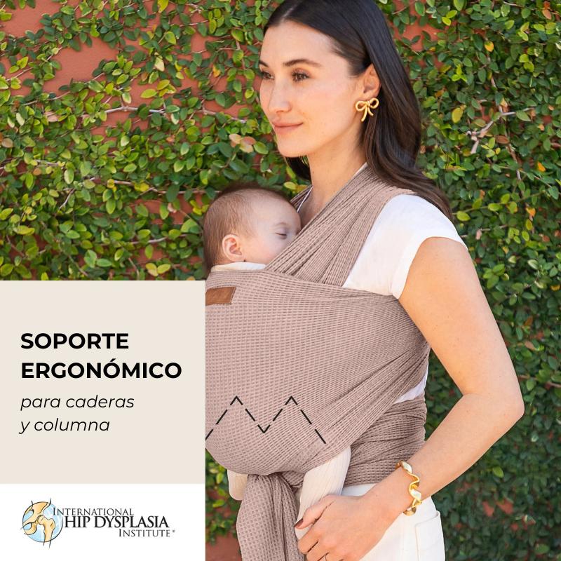 fular de porteo Moby Waffle colocado en posición ergonómica con sello hip dysplasia que protege la cadera del bebé